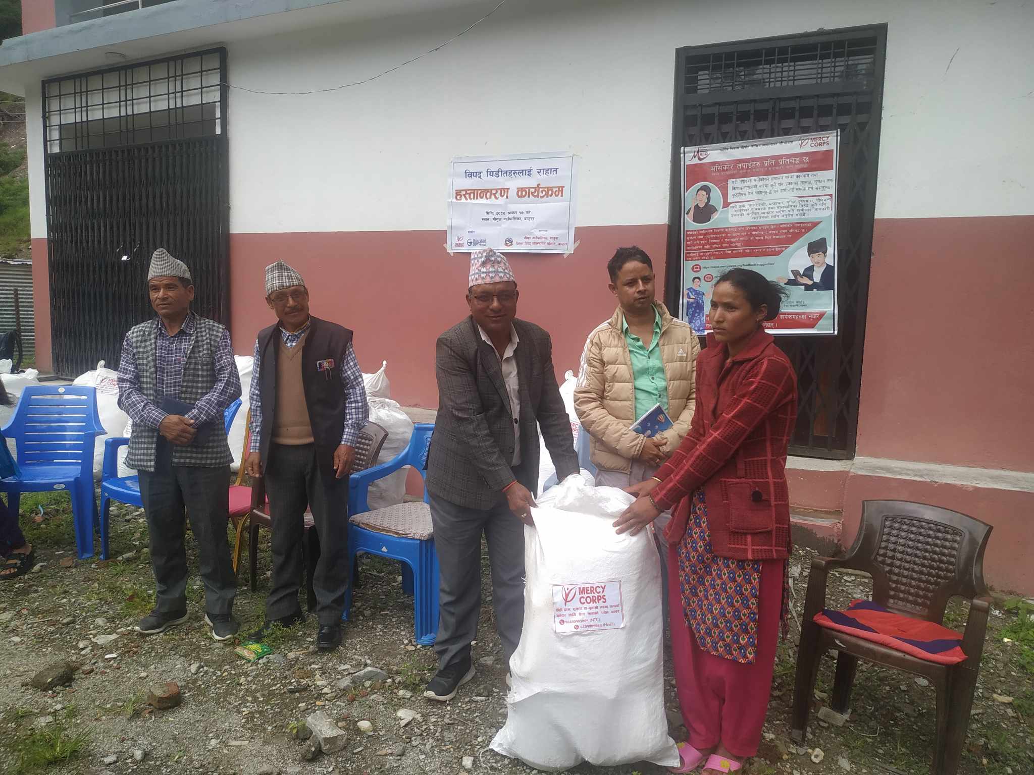 गौमुल गाउँपालिकाका विपद् पीडित परिवारलाई राहत सामाग्री हस्तान्तरण