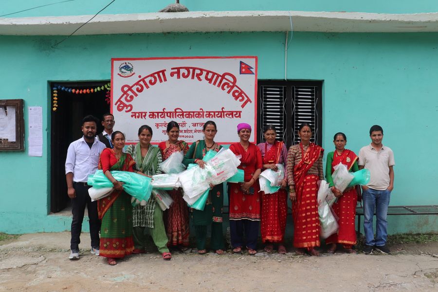 बुढीगंगा नगरपालिकाले महिला कृषक समूहलाई बीउ भण्डारण ब्याग वितरण