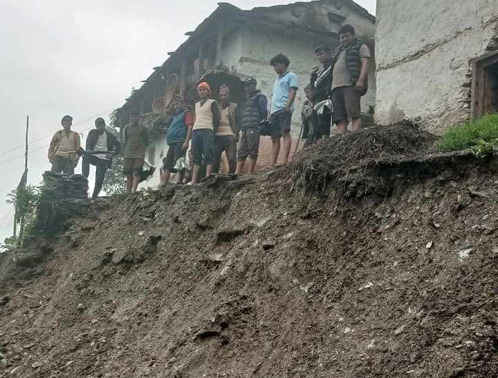 गौमुलमा पहिरोले ५ घर विस्थापित, ७ उच्च जोखिममा