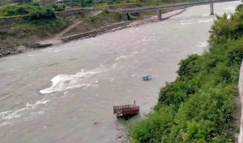 सेती नदीमा ट्याक्टर खस्याे : दुई जना बेपत्ता, ३ जना घाइतेको उपचार हुँदै