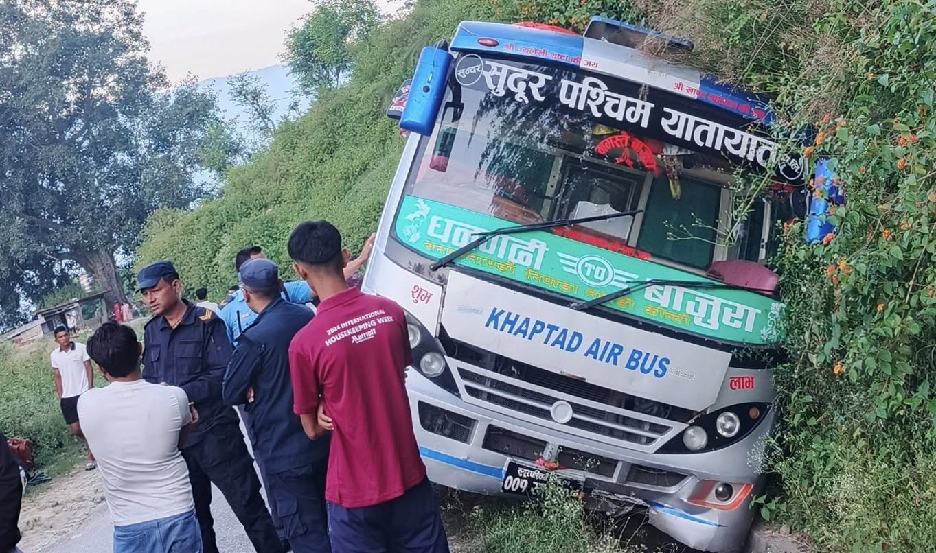 धनगढीबाट बाजुरा आउँदै गरेको बस दुर्घटना