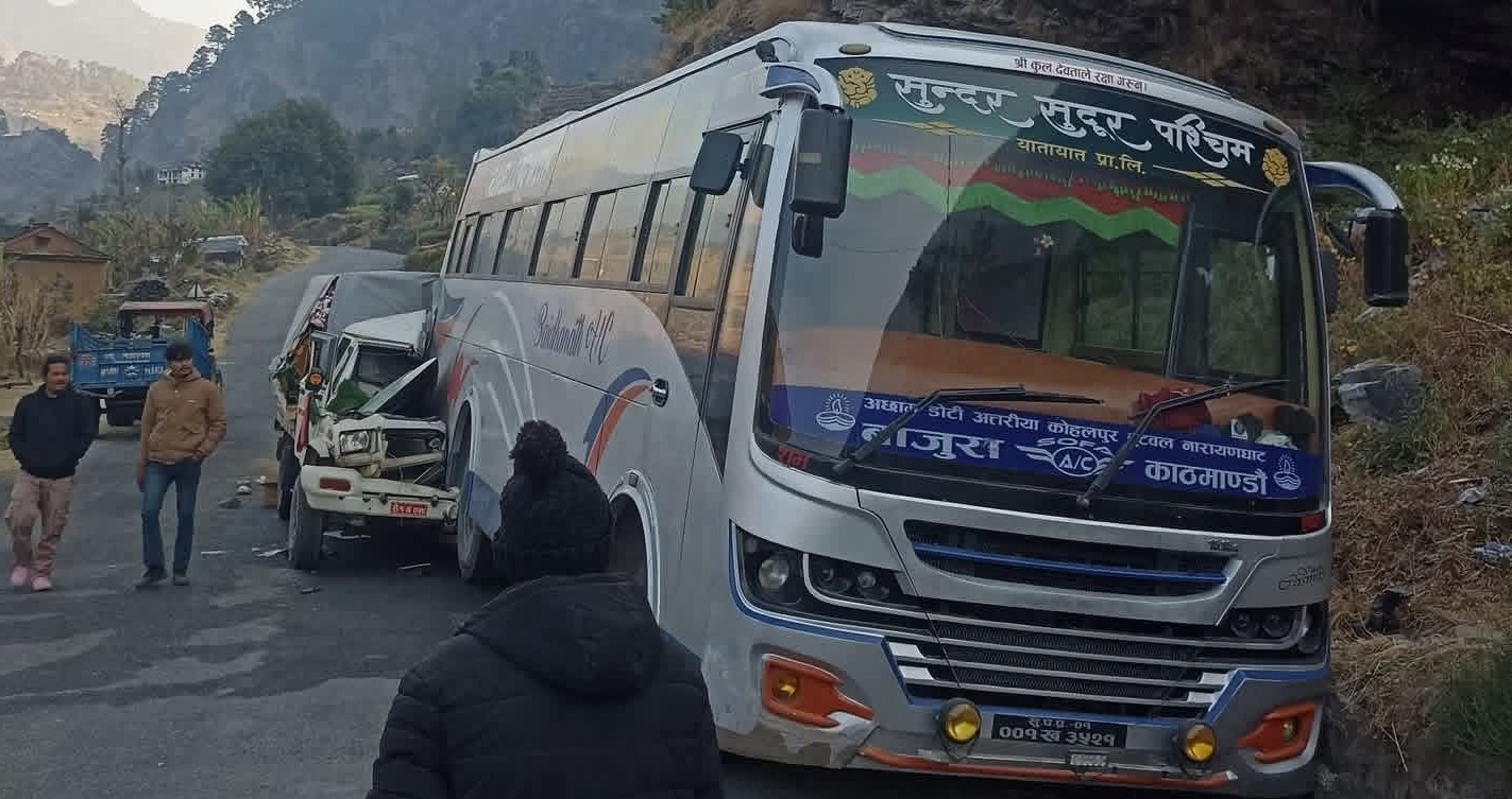 बाजुरामा बसमा जिप ठोकियो