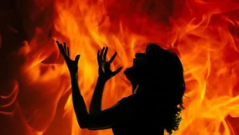 बुबाको आत्मदाह प्रयास रोक्न खोज्दा छोरी पनि जलिन्, दुवैको अवस्था गम्भीर