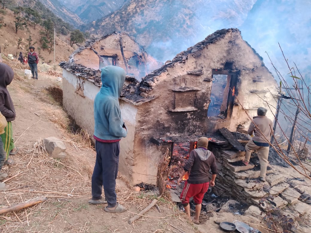 विद्युतको तार सर्ट भई घरमा आगलागी हुँदा २० लाख बढीको क्षति