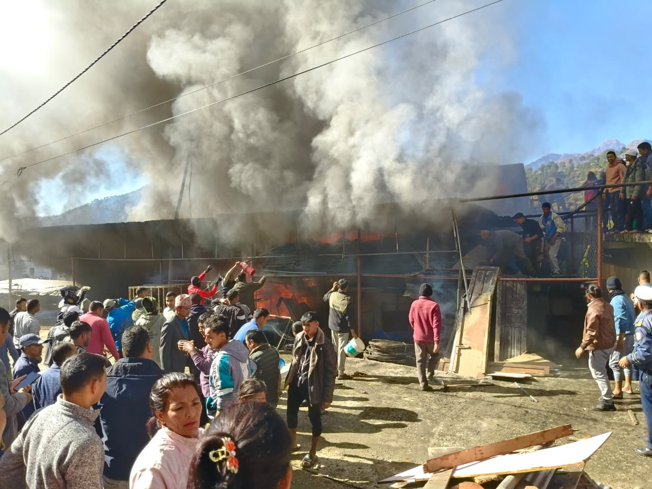 मार्तडी बजारको एक फर्निचर उद्योगमा भीषण आगलागी, करोडौँको क्षति