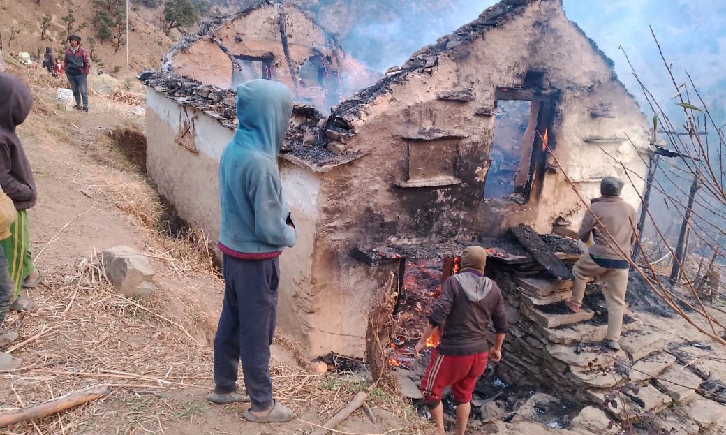 गौमलको कुहुडामा एक घरमा भीषण आगलागी, तत्काल राहत उपलब्ध गर्ने वडाको तयारी