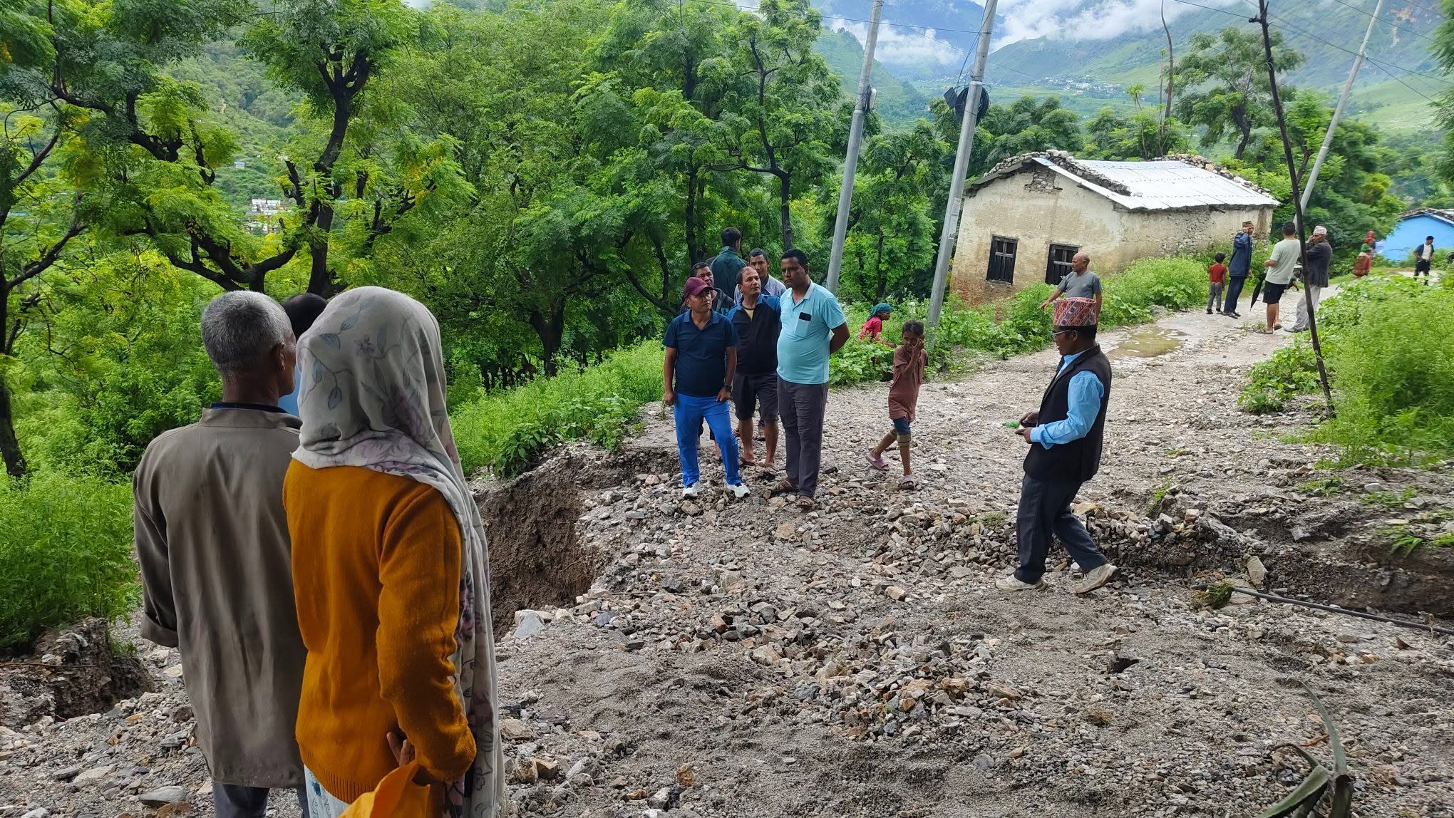 अविरल वर्षापछि बुढीनन्दा-१ का बस्ती जोखिममा, नगर प्रमुख बोहराद्वारा स्थलगत अनुगमन