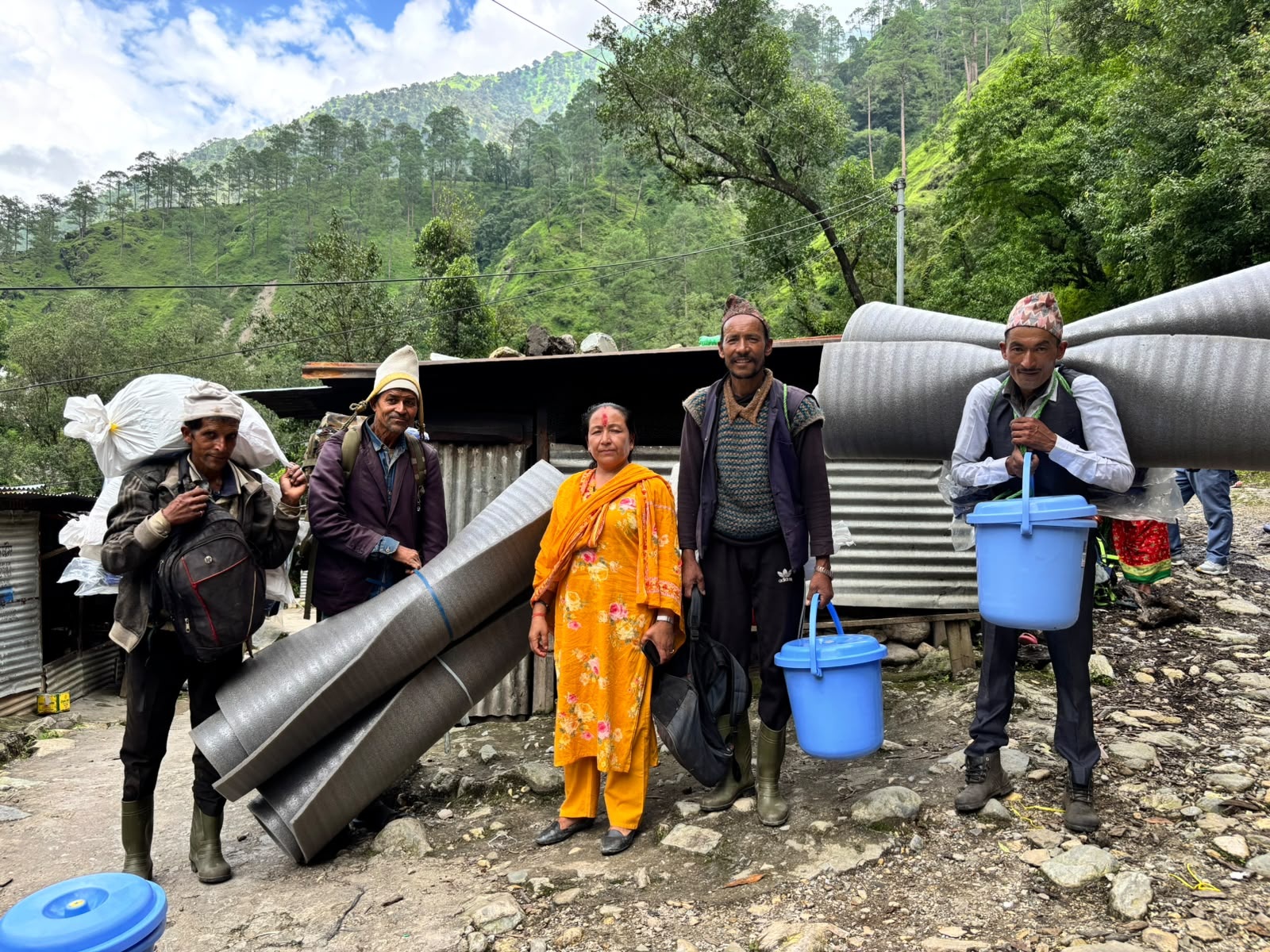 पहिरोले घरबार जोखिममा पार्‍यो, राहतले दियो सहारा : गौमुलका ४६ परिवारलाई सहयोग