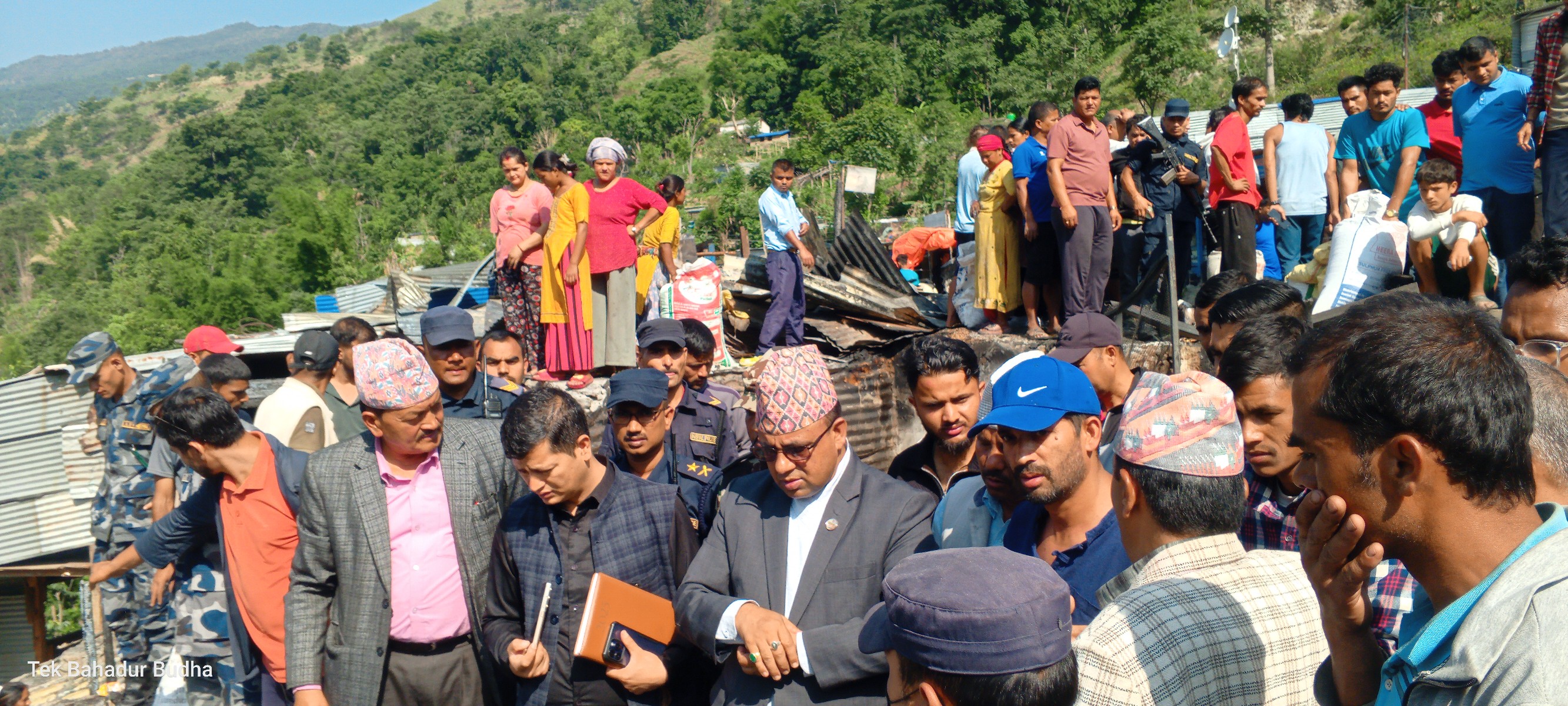 मन्त्री पाण्डेद्वारा आगलागी क्षेत्रको निरीक्षण