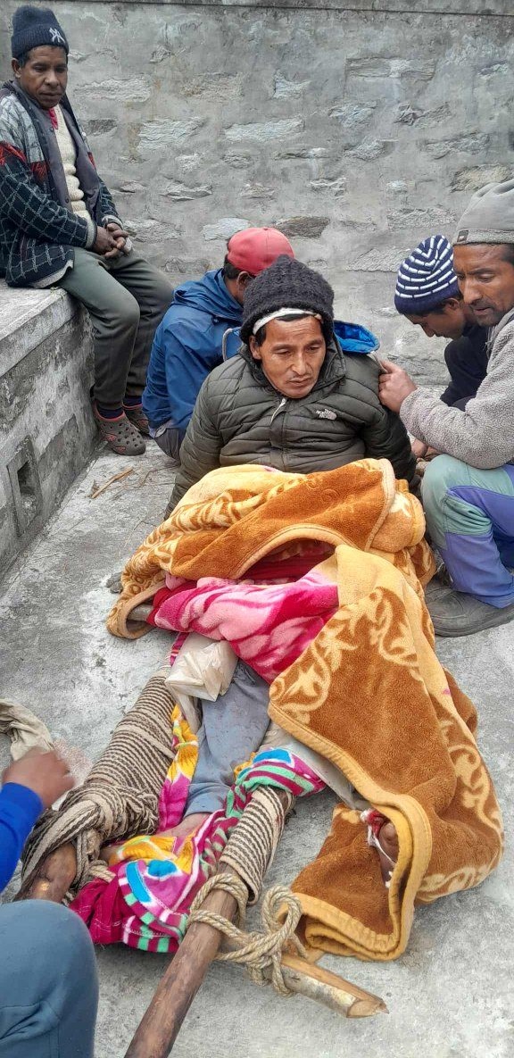 गौमुल गाउँपालिकामा रुखबाट लडेर पुरुष गम्भीर घाइते