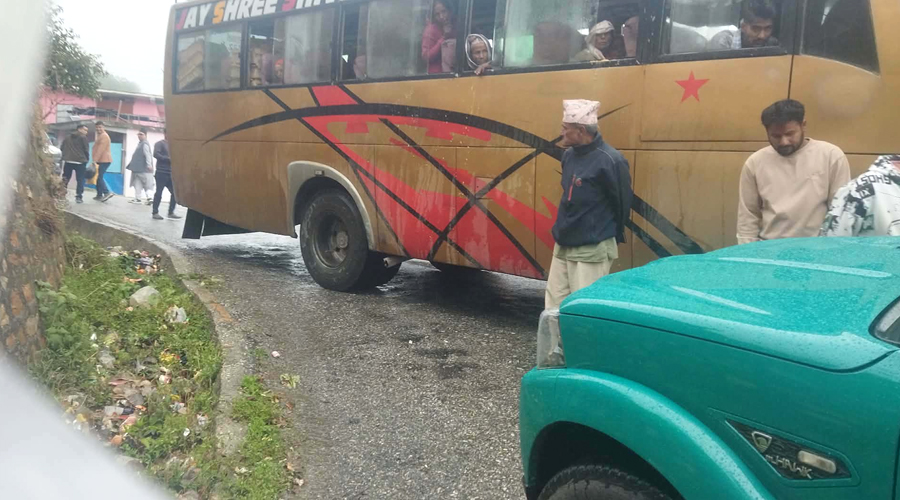 बैतडीमा मन्त्री सवार गाडी र बससँग ठोक्किए