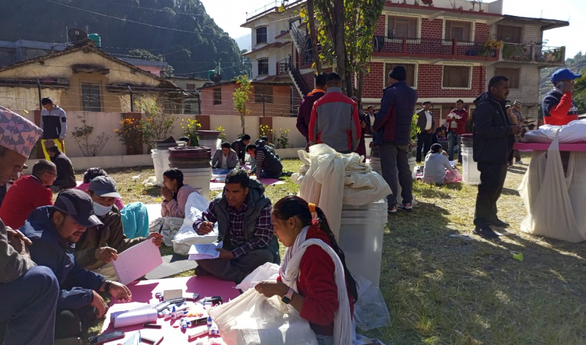 बझाङ उपनिर्वाचन : सुरक्षाकर्मीसहित कर्मचारी मतदान स्थलमा