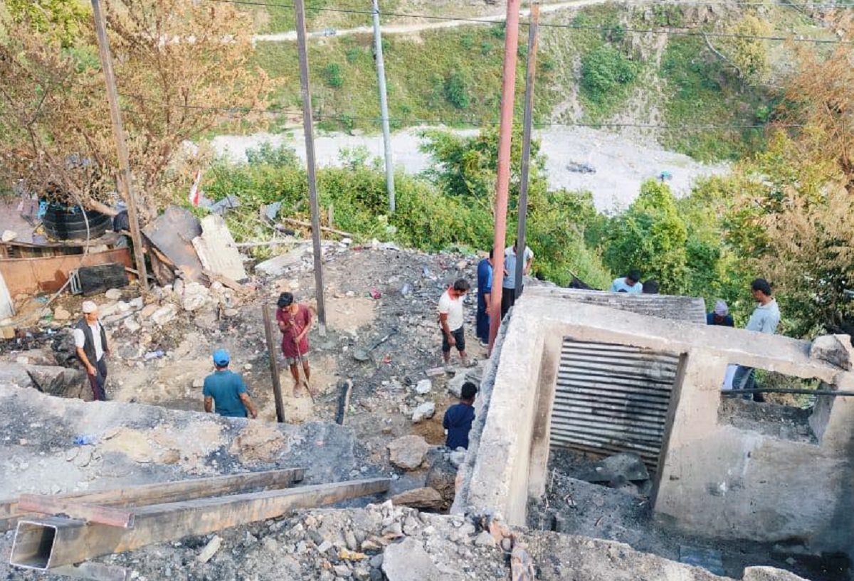 पुरानै स्वरुपमा फर्काउन बाम्काका आगलागी पीडितकाे माग