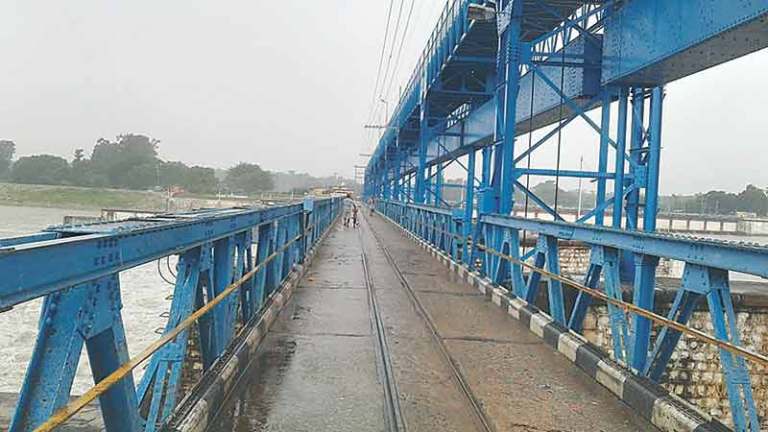 महाकालीमा पानीको बहाब बढेपछि शारदा ब्यारेजमा चारपाङ्ग्रे सवारी साधन बन्द