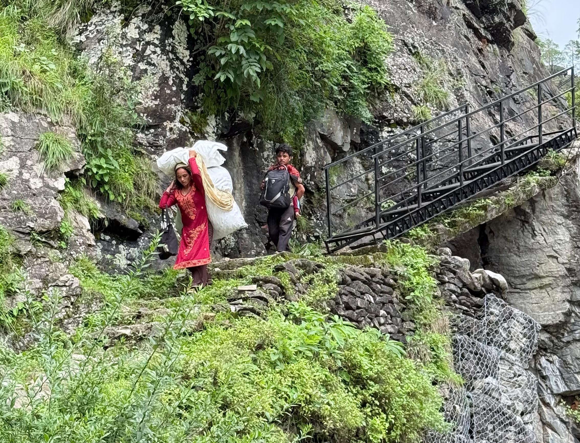 जोखिम बाउली खोलामा फलामे सिढी