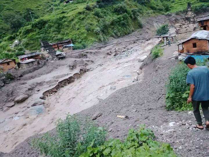 बिच्छ्या खोलामा बाढी वितण्डा : बस्ती र खेतीयोग्य जमिनमा क्षति