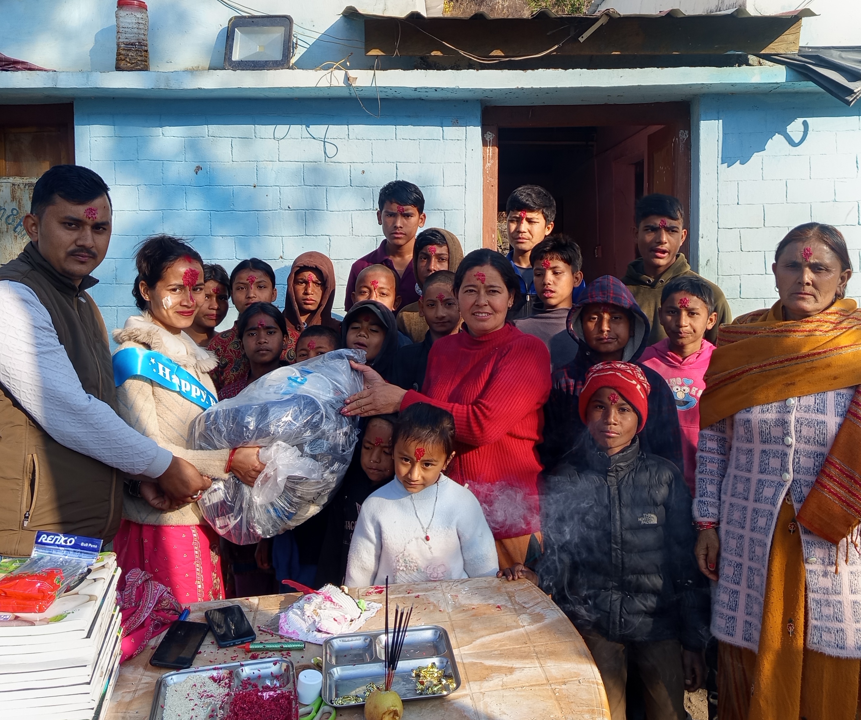 जन्मदिनलाई सेवामूलक बनाउँदै विमला विष्ट थापाद्वारा १७ अनाथ बालबालिकालाई स्टेशनरी र चप्पल सहयोग