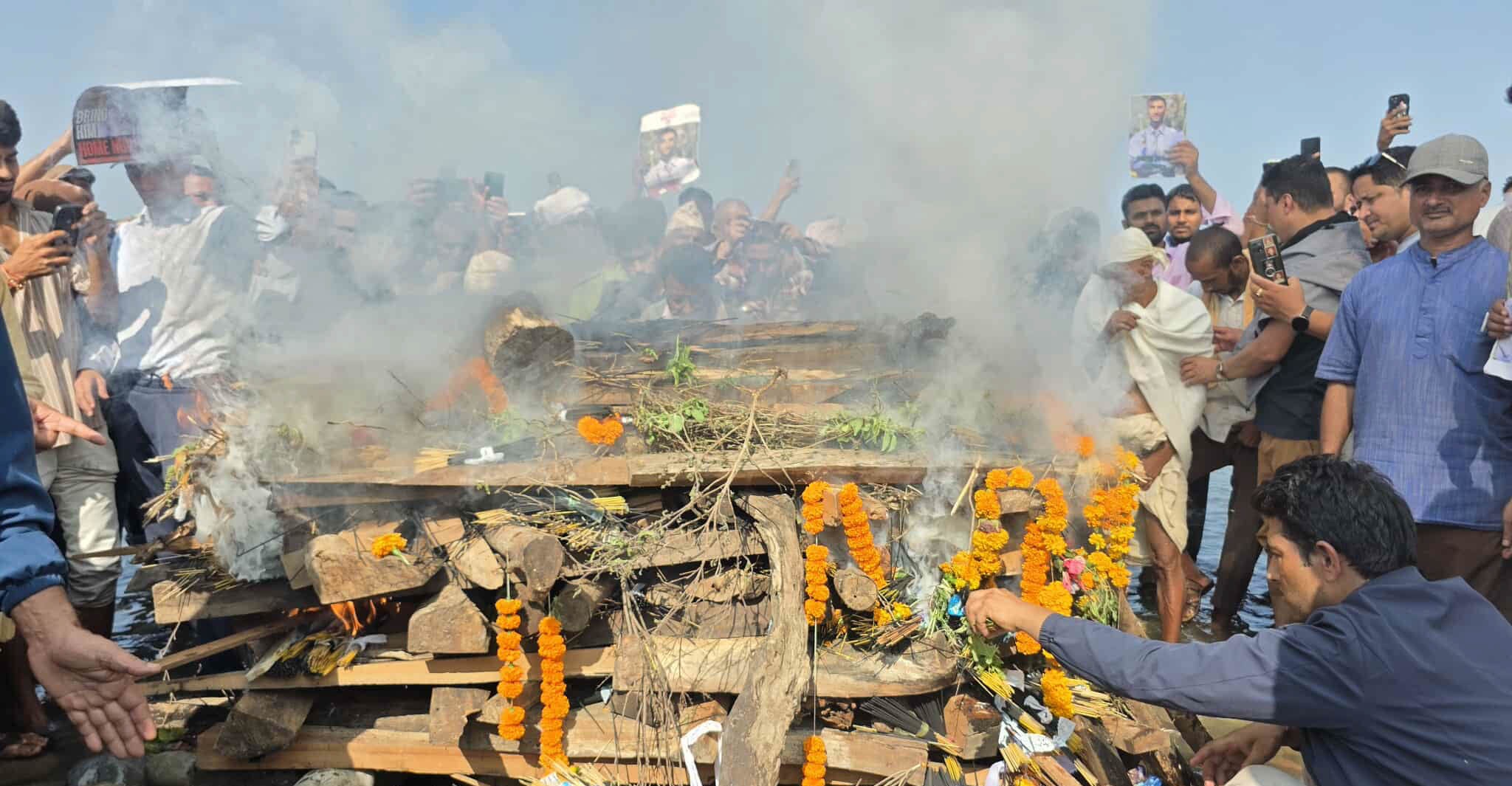 राष्ट्रिय सम्मानका साथ विपिन जोशीको महाकालीमा अन्त्येष्टि गरियो