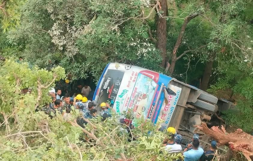 बैतडीमा बस दुर्घटना : एकको मृत्यु, १० जना घाइते
