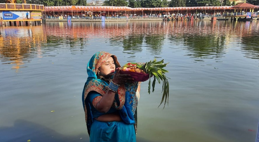आज छठ पर्वको मुख्य दिन, अस्ताउँदो सूर्यलाई अर्घ दिइँदै
