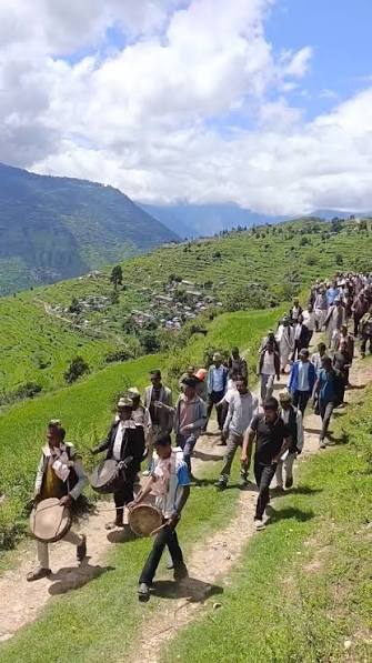 गाउँ फर्किए एमबीबीएस डाक्टर धनेन्द्र शाही, स्थानीयले गरे भव्य स्वागत