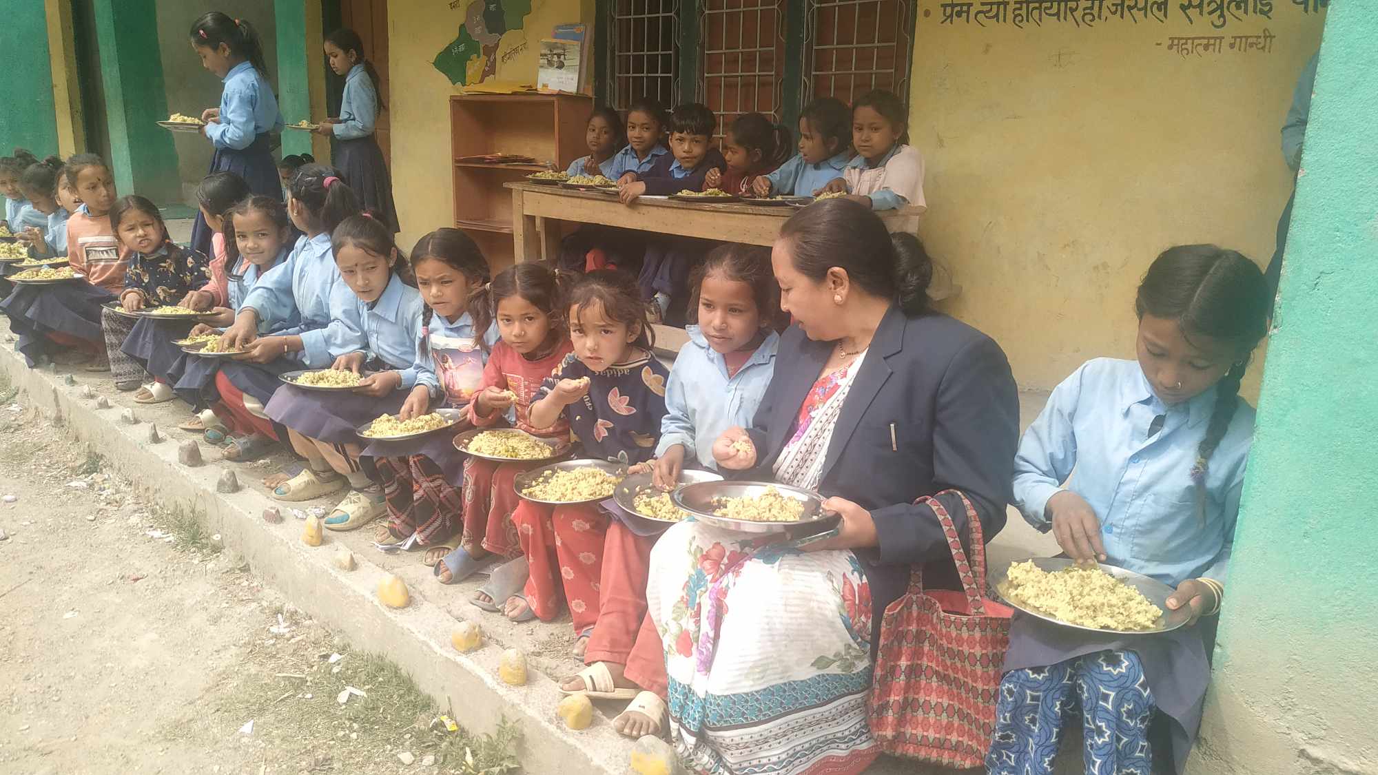 बाजुराका विद्यालयमा दिवा खाजासंगै तरकारीको प्रयोगले विद्यार्थी  दर बढ्याे