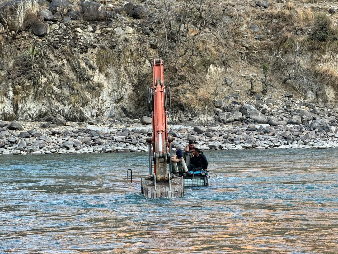 कर्णाली नदीमा डोजर सहित फसेका तीन जनाको सकुशल उद्दार