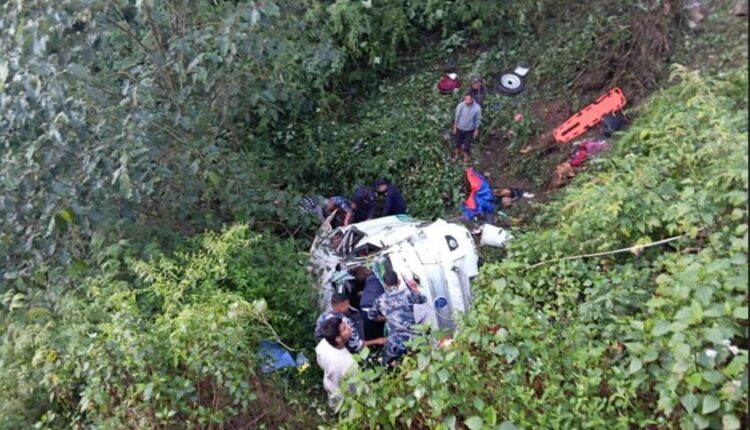 डोटीमा दुर्घटना : एकको मृत्यु, २१ जना घाइते