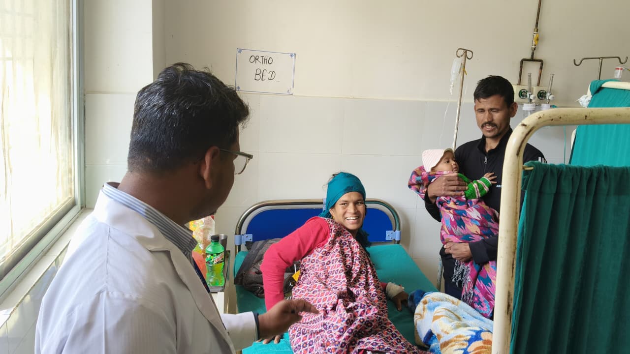 औषधि भन्दा ठूलो मुस्कान : बाजुरामा डाक्टर शिरीष श्रेष्ठले बिरामीको मन जित्दै