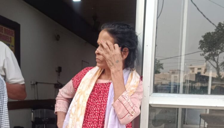 कैलालीबाट हतकडी सहित भागेकी थुनुवा महिला भारतमा पक्राउ, दुई जना प्रहरी निलम्बन