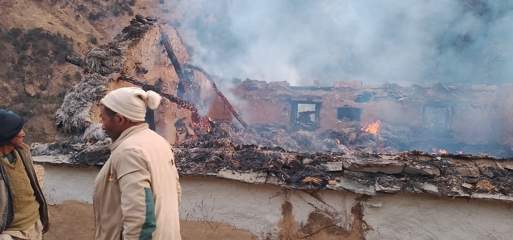 आगलागीबाट घर जलेर नष्ट, वडा कार्यालले दियो राहत