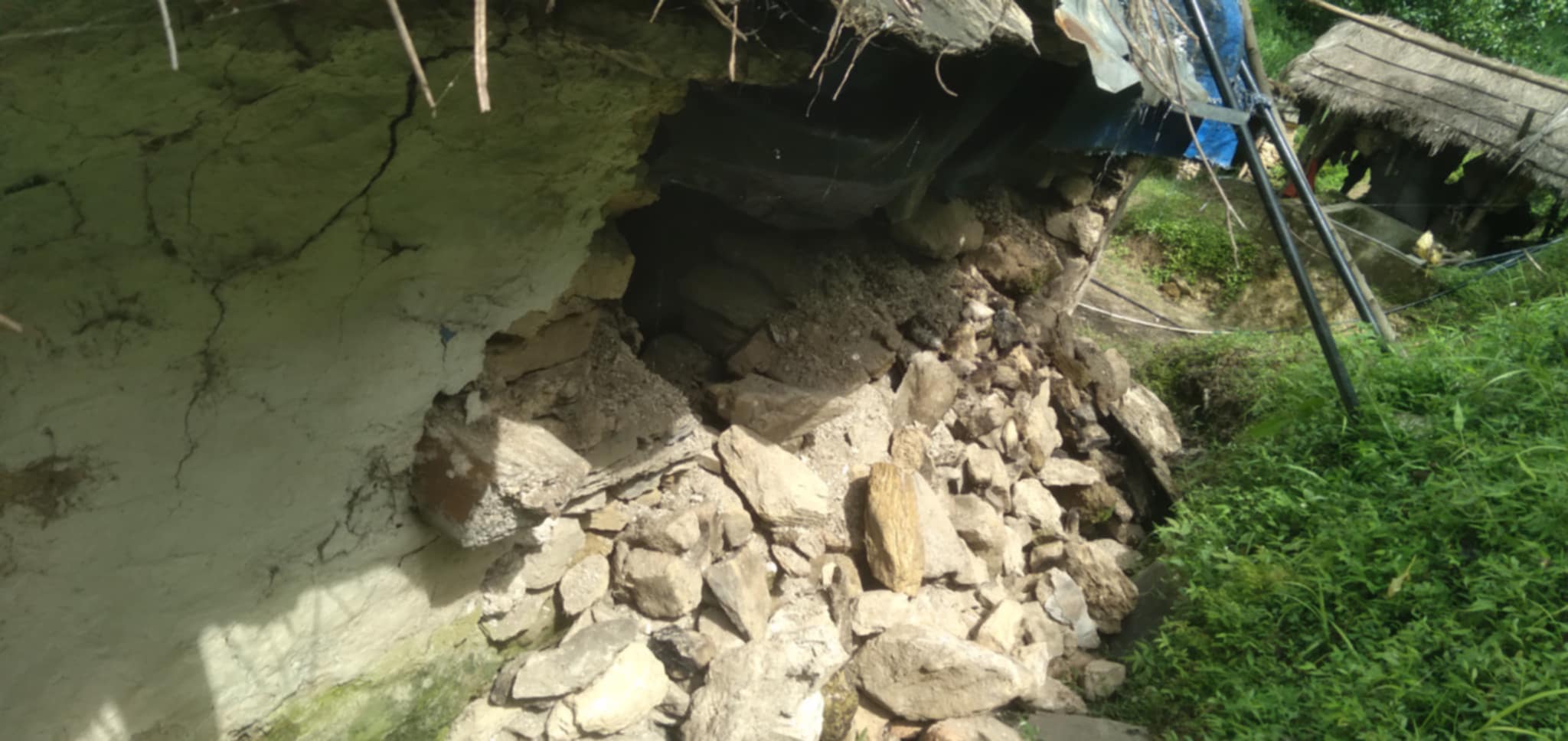 अविरल वर्षाले भत्कियो घर, परिवार विस्थापित