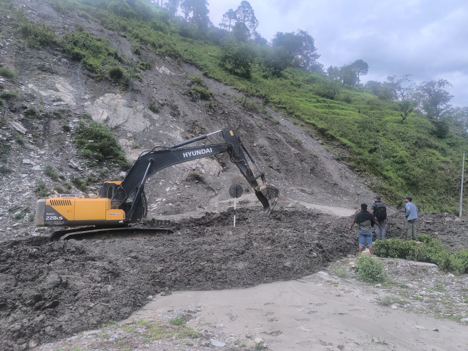 पहिरोसँग जुध्दै जनताको साथमा गौमुल : अध्यक्ष रोकायाकै नेतृत्वमा घट्मुना-मार्तडी सडक सञ्चालन हुँदै