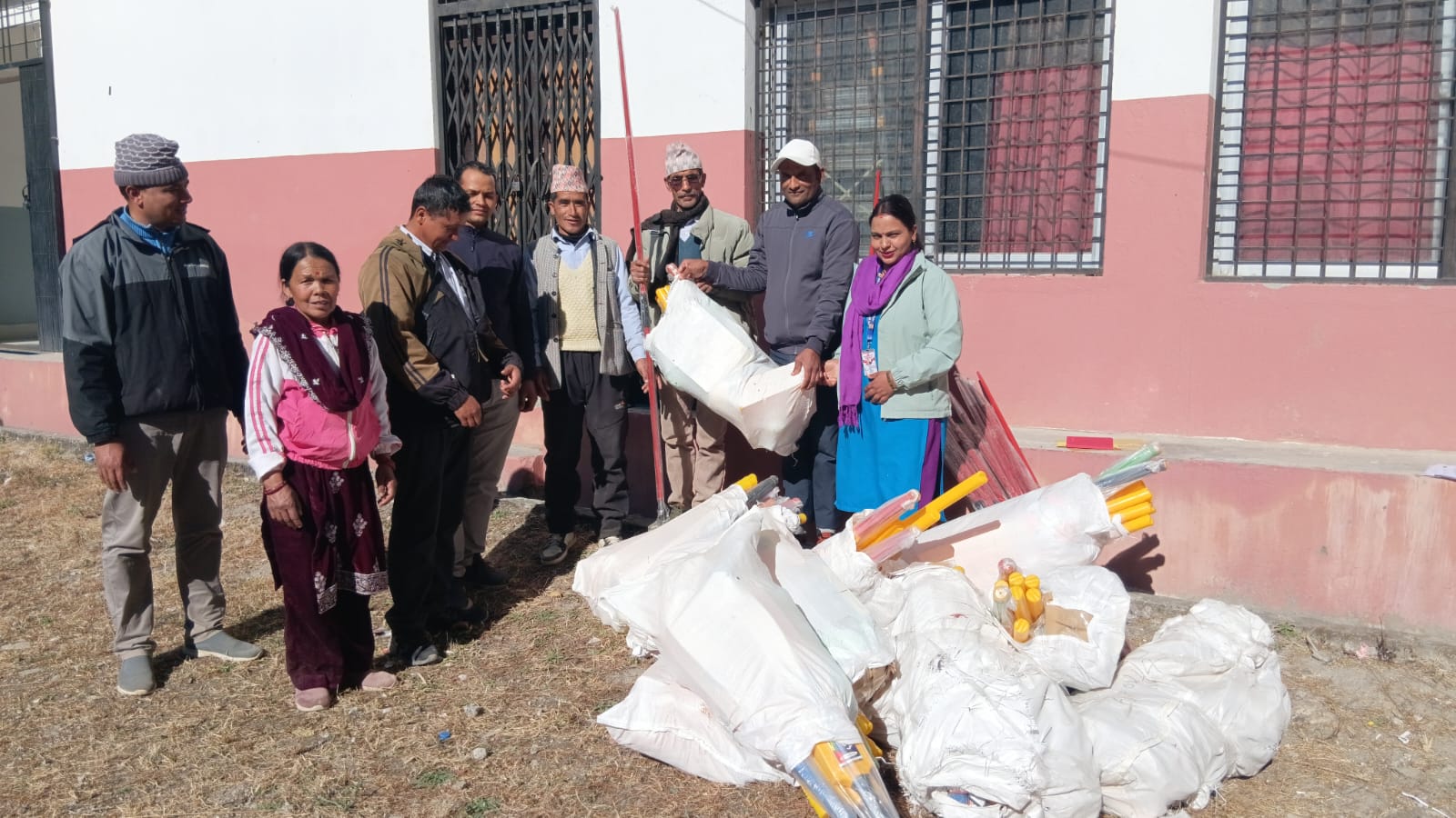 गौमुलमा एचआरसी बाजुराद्धारा विद्यालयलाई खेल सामाग्री सहयोग