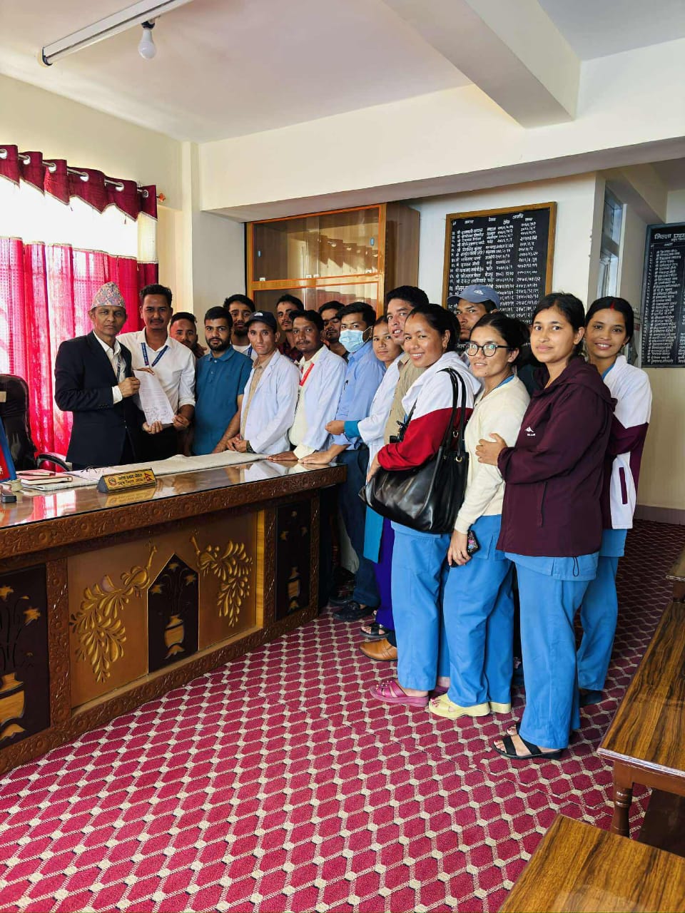 चाडपर्वको भत्ता उपलब्ध गराउन माग राख्दै अस्पताल बाजुराका करार कर्मचारीले बुझाए ज्ञापनपत्र