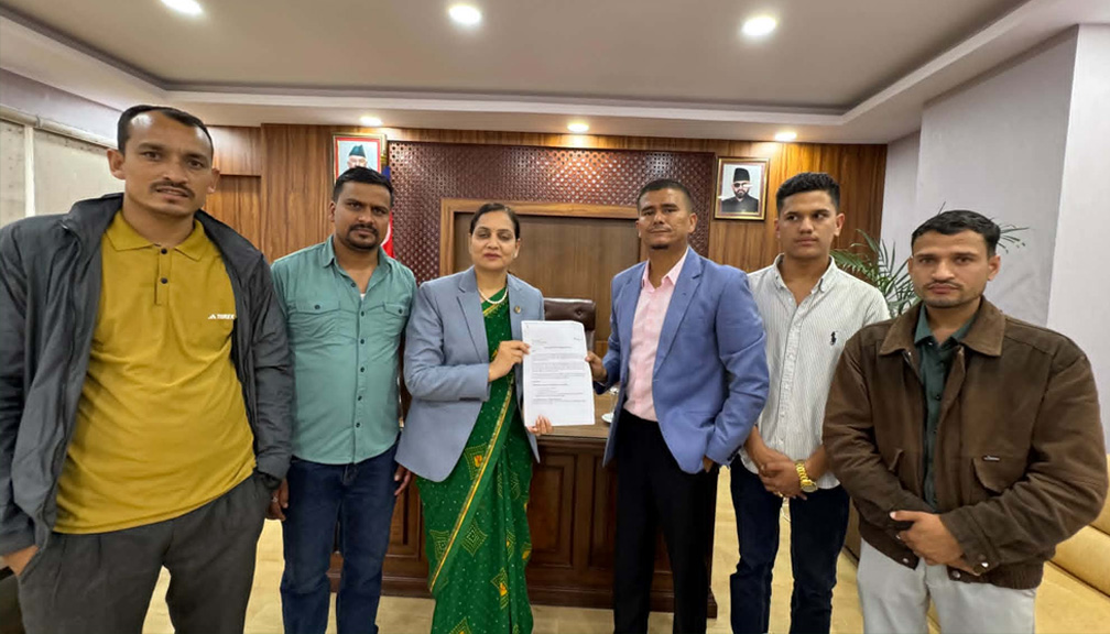 बाजुराको स्वास्थ्य सेवामा सुधारको माग, स्वास्थ्यमन्त्रीलाई बुझाइयो १२ बुँदे ज्ञापनपत्र