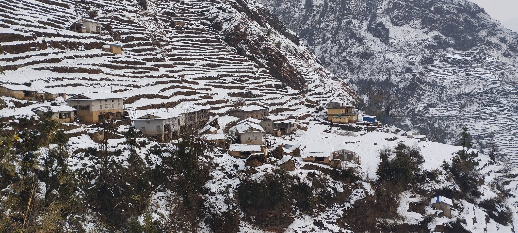 बाजुरामा फेरि हिमपात, चिसो बढ्दा जनजीवन प्रभावित