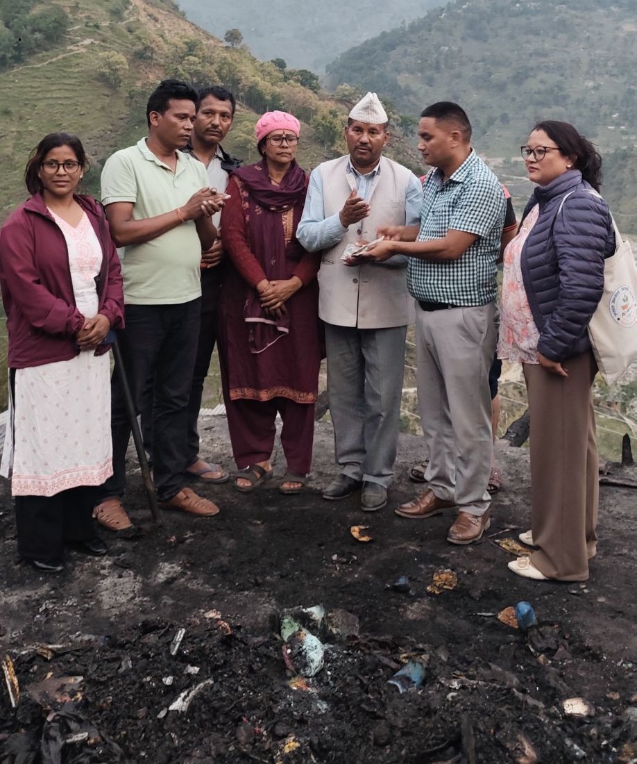 नगर प्रमुख बोहराले गरे आगलागी पीडितलाई एक लाख सहयोग
