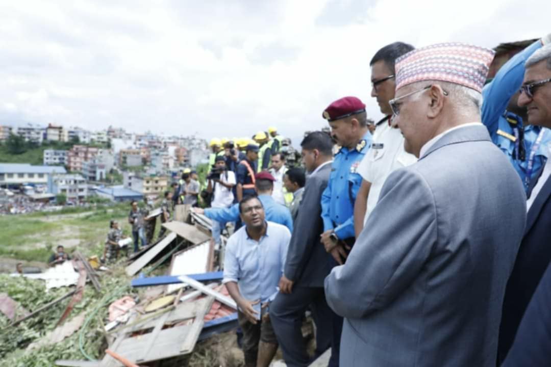 विमान दुर्घटनास्थल निरीक्षणमा पुगे प्रधानमन्त्री ओली