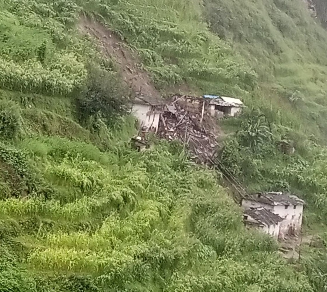 गौमुल-३ कटीगाउँमा पहिरोको कहर : दुई घर बगायो, २० घर उच्च जोखिममा