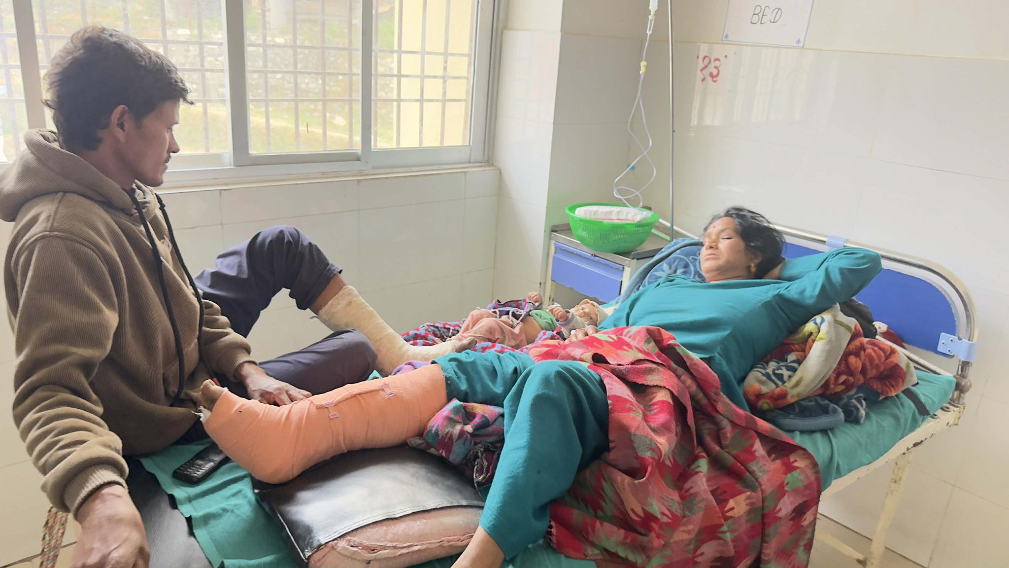 ५० हजार अभावमा उपचार रोकियो : बाजुराका पीडित दम्पत्तीको सहयोगका लागि अपिल