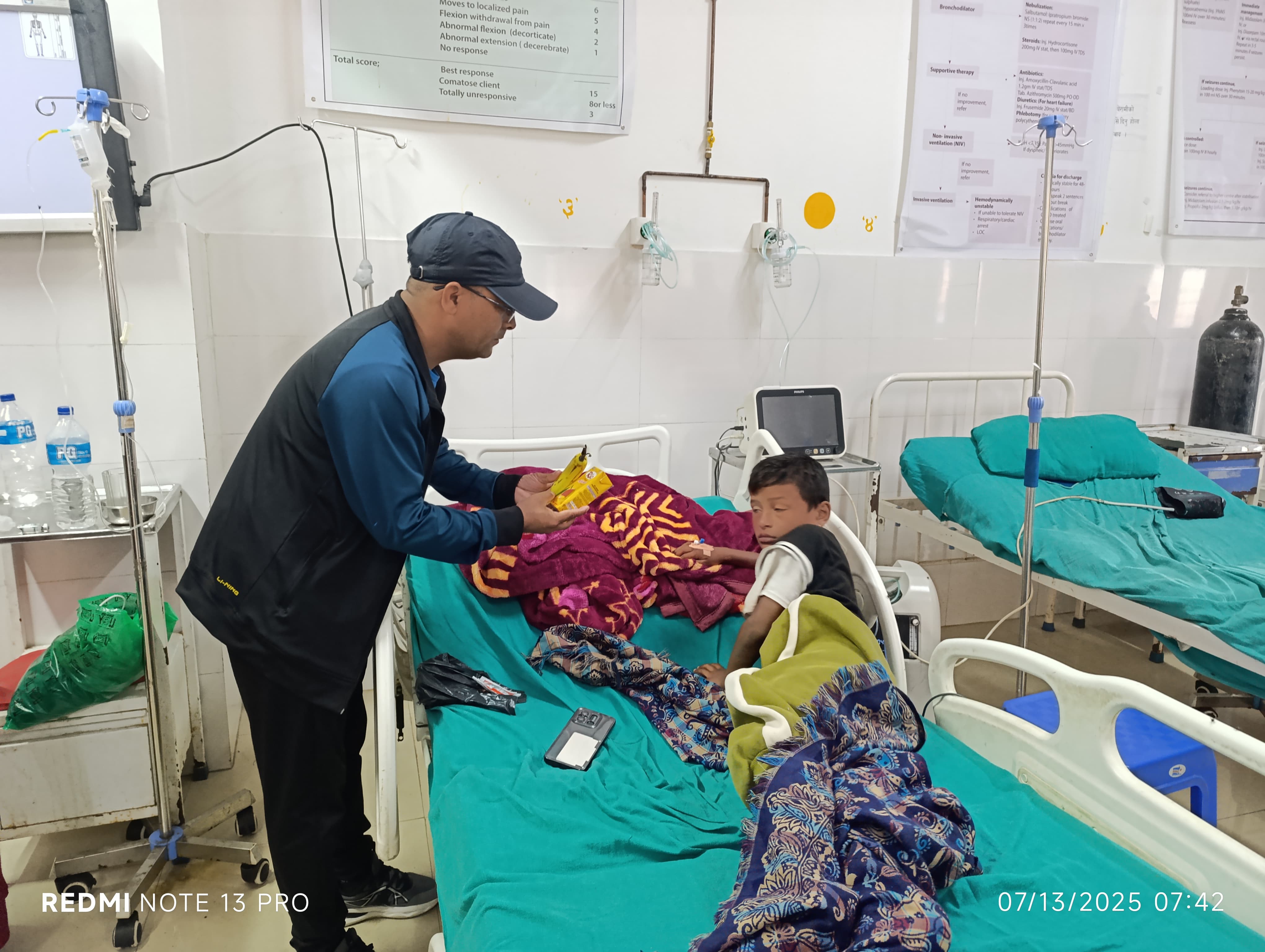 बिरामीलाई फलफूल वितरण गरेर मनायाे मानव अधिकार एलायन्स बाजुराले स्थापना दिवस