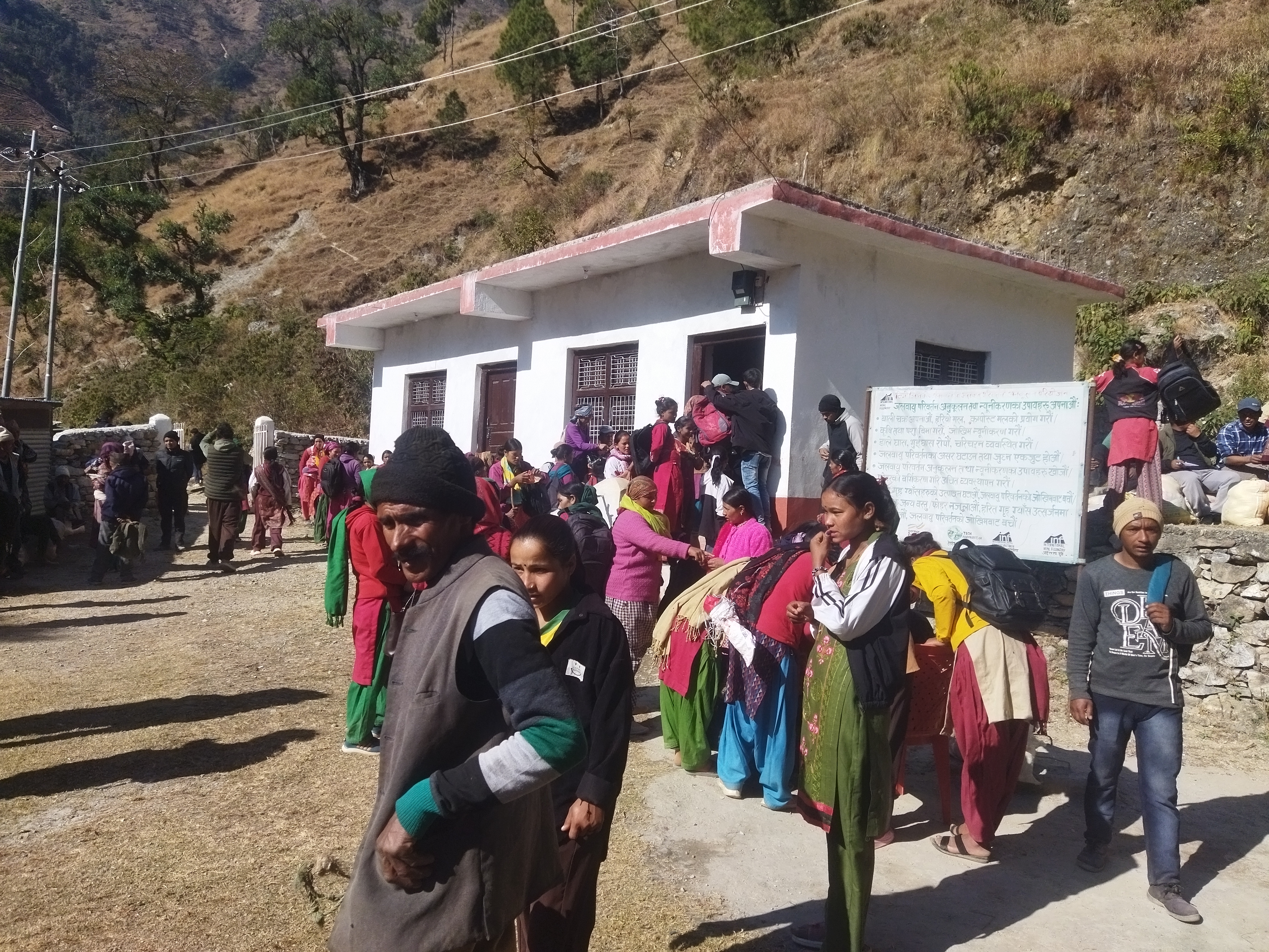 गौमुलमा आयोडियुक्त भानु नुन वितरण सुरु, पहिलो दिनमै ८३ क्विन्टल नुन बाडियो