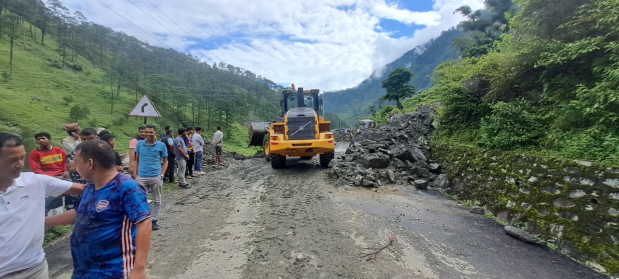 पहिरो पन्छाएसंगै साँफे मार्तडी सडक खुल्यो