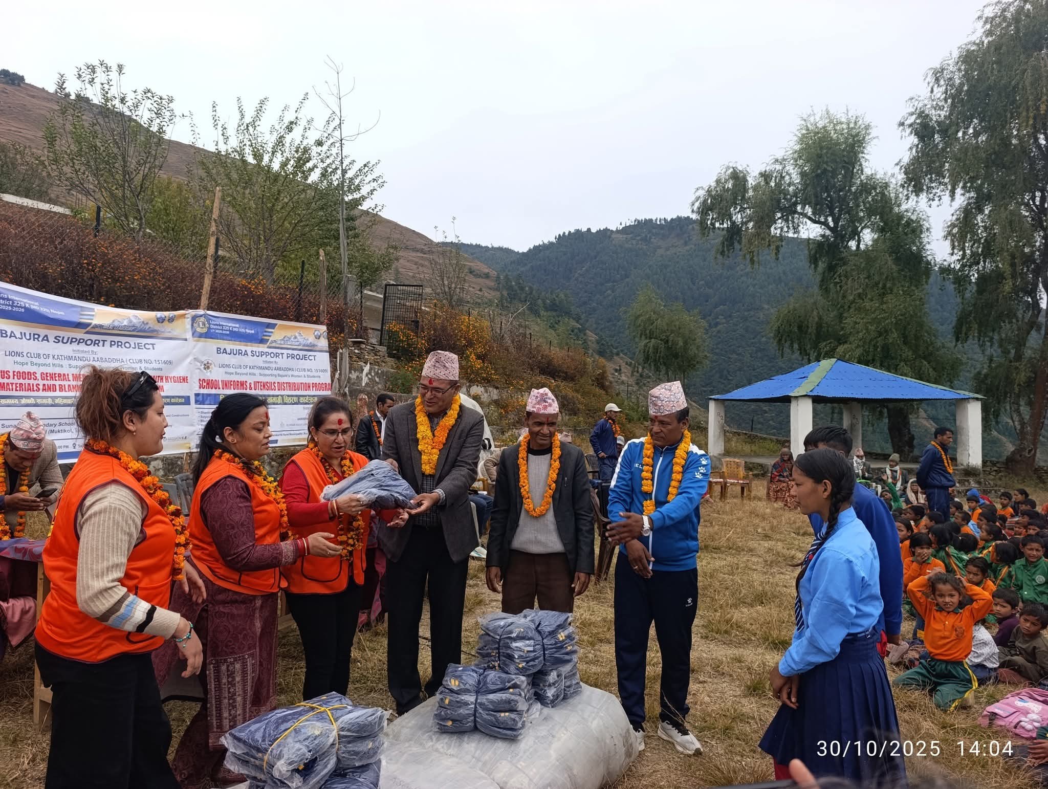 जुकोटमा १० लाख बराबरको न्यानो लुगा र शैक्षिक सामाग्री सहयोग