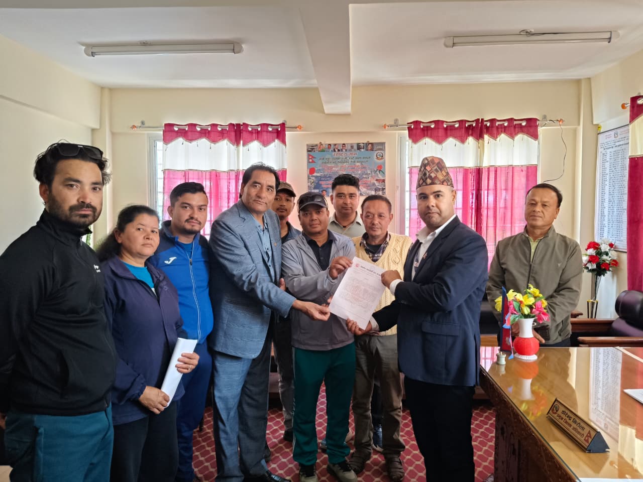 मूल्यवृद्धि र भुक्तानी समस्याले निर्माण क्षेत्र संकटमा : बाजुरा निर्माण व्यवसायी संघद्वारा सरकारलाई ज्ञापनपत्र