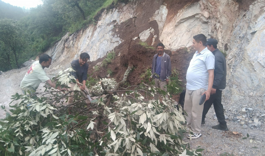 बाजुरा सहित सुदूरपश्चिममा वर्षा : पहिरो खसेपछि ठाउँठाउँमा सडक अवरुद्ध