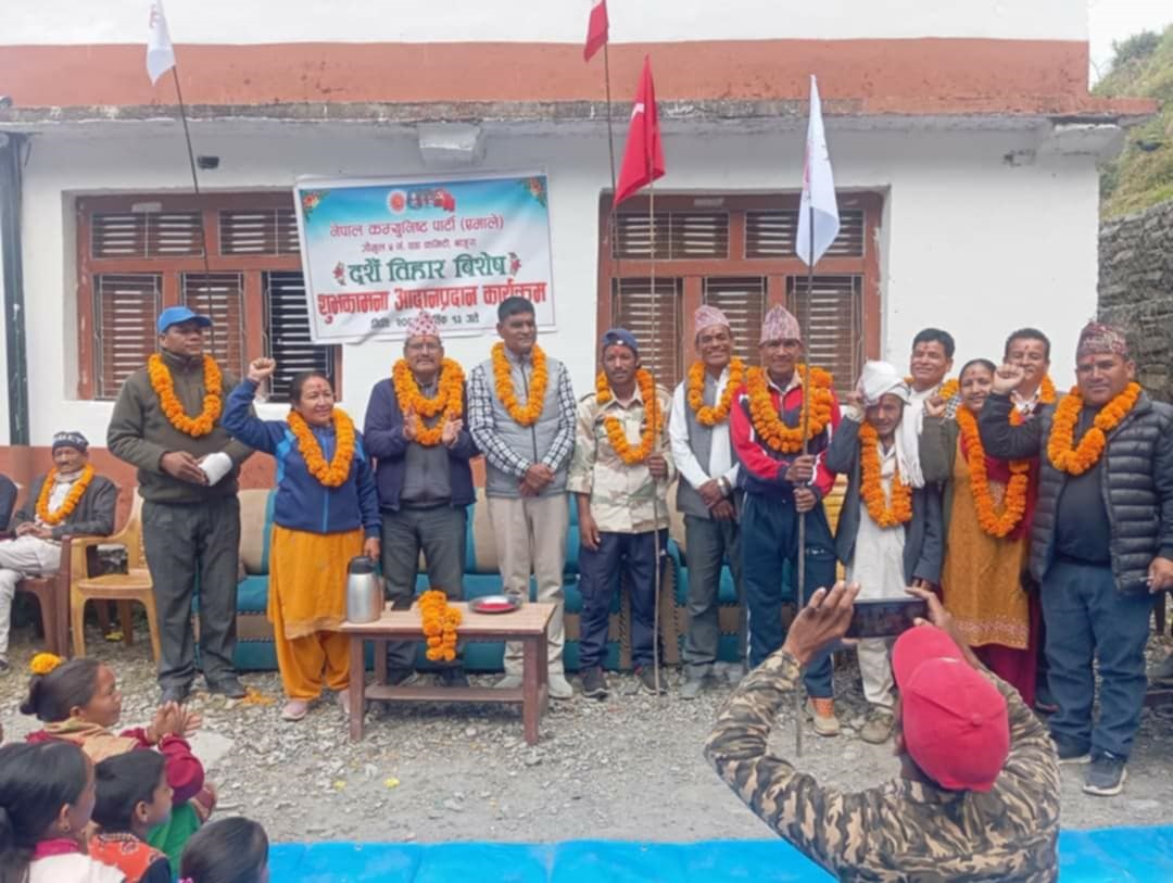 गौमुलमा ३ परिवार काँग्रेस त्यागेर एमालेमा