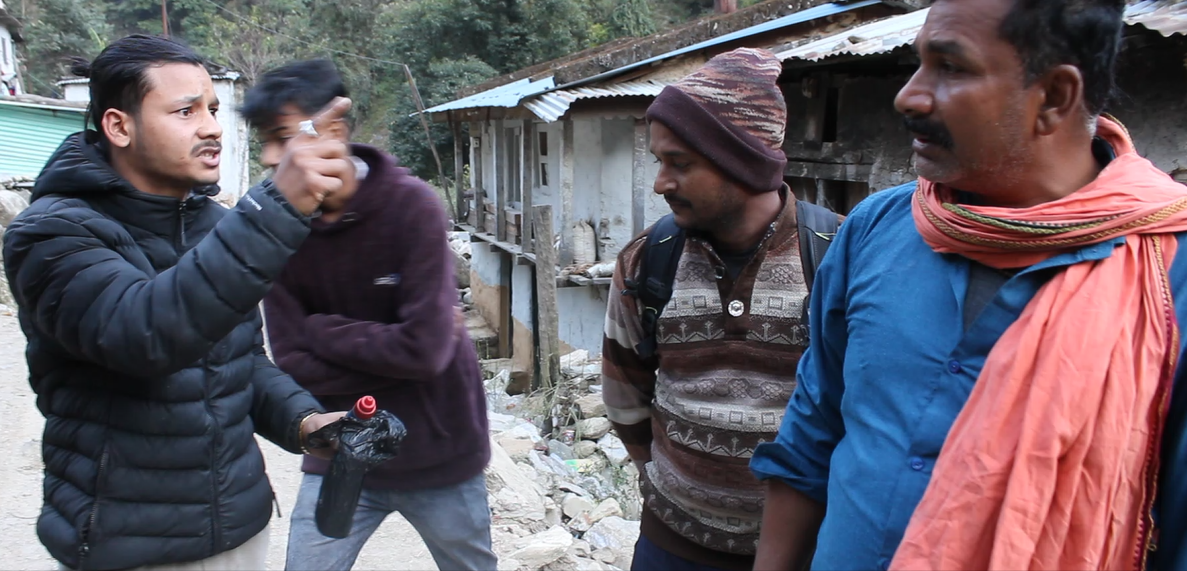 सुन बनाउँने नाममा गाउँ जान लागेका अपरिचित व्यक्तिलाई गौमुलले लियो नियन्त्रणमा