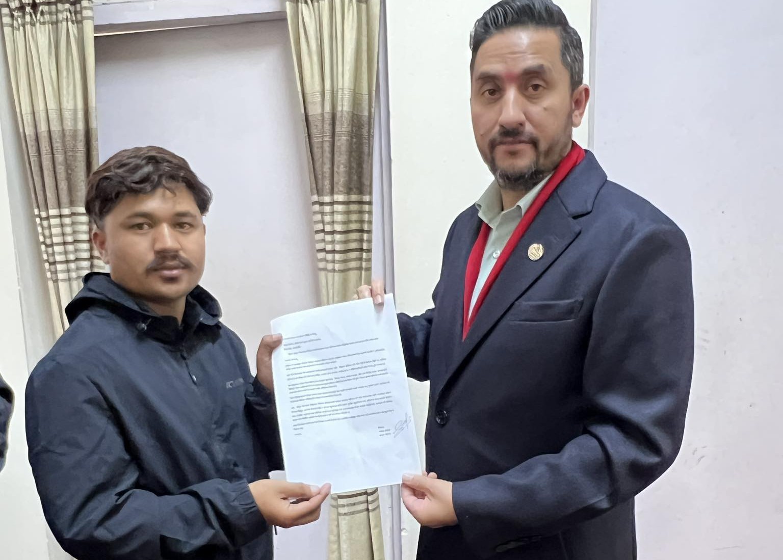 हिमालीमा रुखमा चढेर फोन गर्नुपर्ने बाध्यता : युवा राजेन्द्रले गराए मन्त्री खरेलको ध्यानाकर्षण